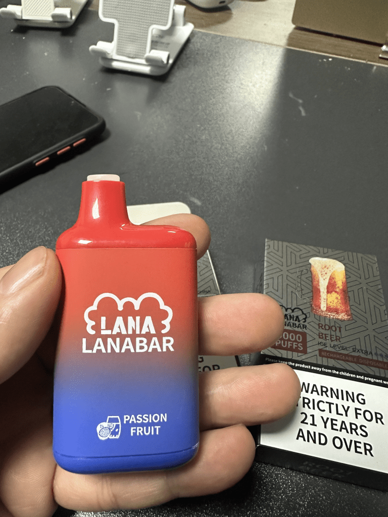 LANA 5000口拋棄式電子煙手持實拍圖 LANA 5000口拋棄式電子煙手持實拍圖